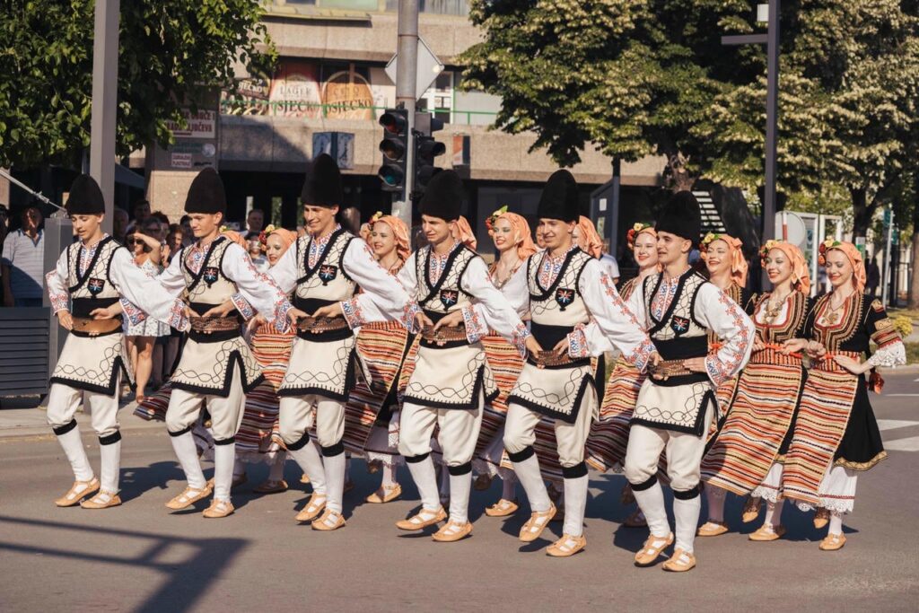 58. LJETO VALPOVAČKO: SVEČANA POVORKA FOLKLORNIH SKUPINA I ŠOKAČKIH ZAPREGA