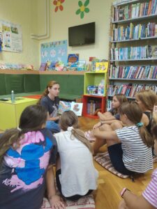 Završen ciklus ljetnih radionica za djecu „Bajkovita knjižnica“ – fotografija 12 od 15
