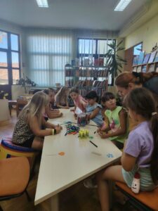 Završen ciklus ljetnih radionica za djecu „Bajkovita knjižnica“ – fotografija 14 od 15